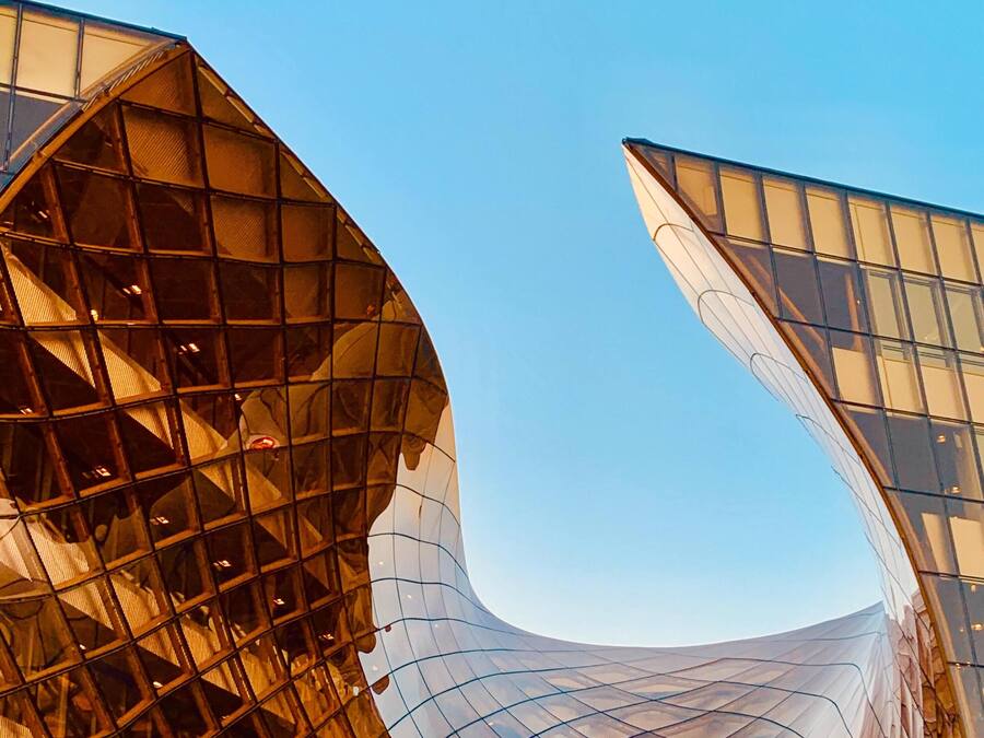 Une structure architecturale moderne, caractérisée par un design incurvé original et une façade à motifs géométriques.