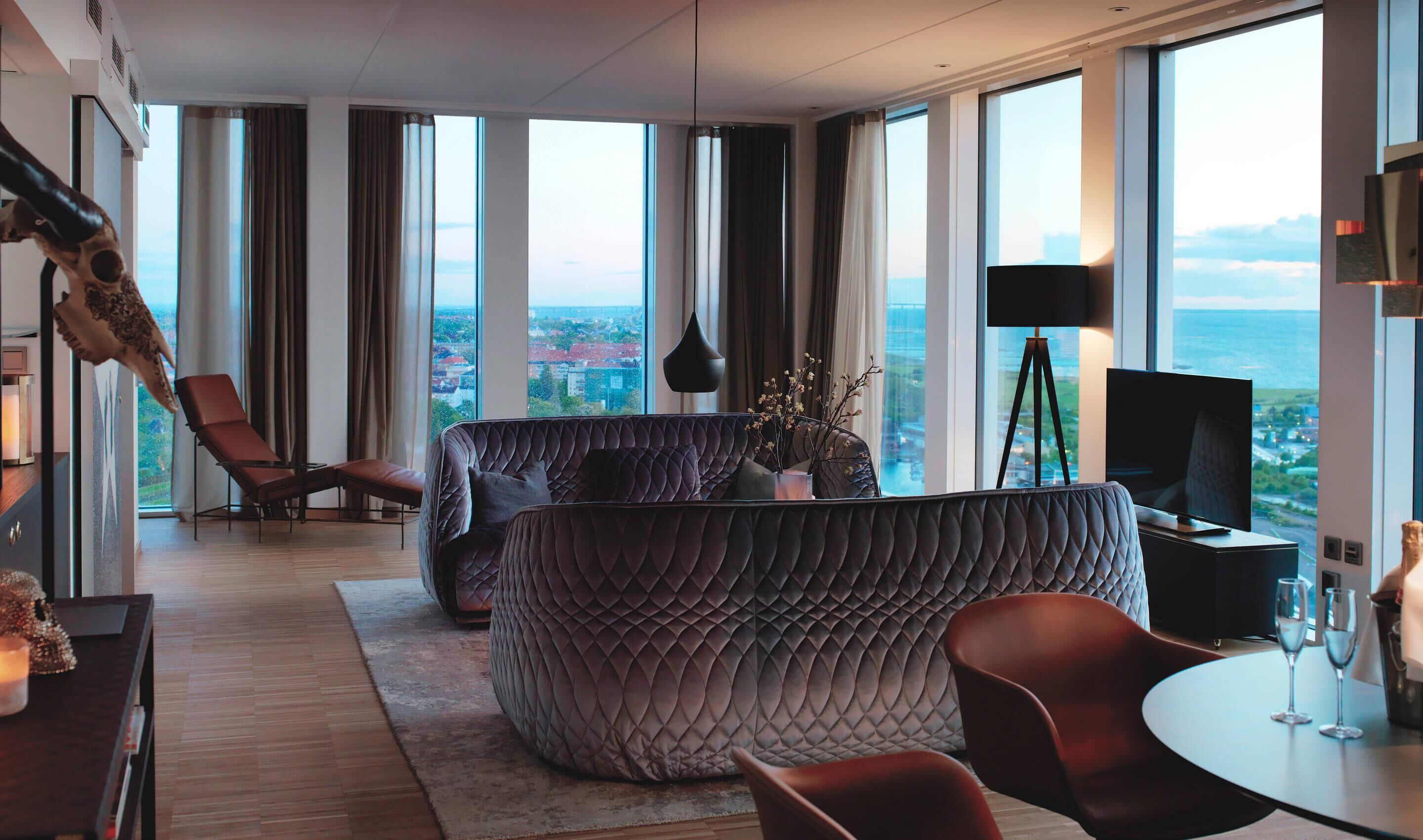 Hypo-allergenic bedding, minibar, in-room safe, desk