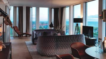 Hypo-allergenic bedding, minibar, in-room safe, desk