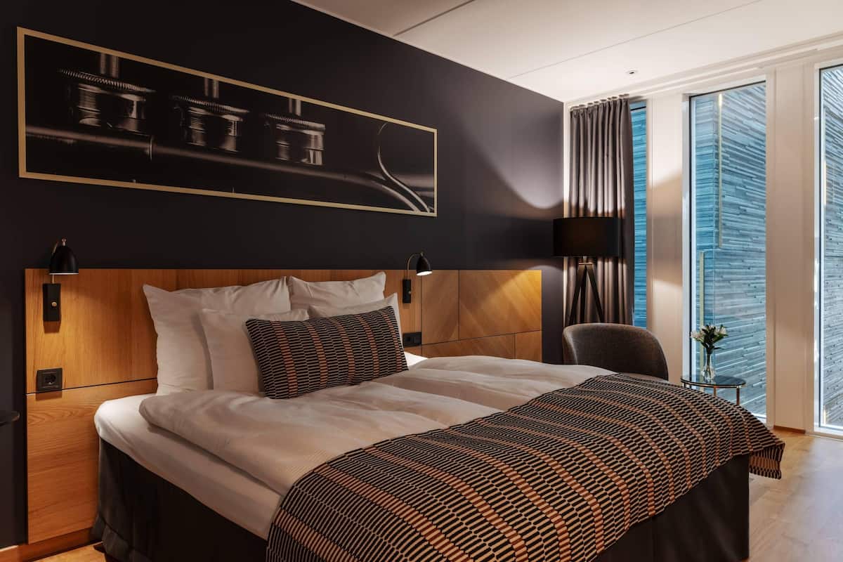 Habitación estándar doble (No View) | Ropa de cama hipoalergénica, minibar, caja fuerte y escritorio