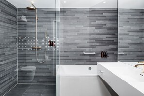 Deluxe kamer, 1 tweepersoonsbed met slaapbank, niet-roken | Badkamer | Een haardroger, handdoeken, zeep, shampoo