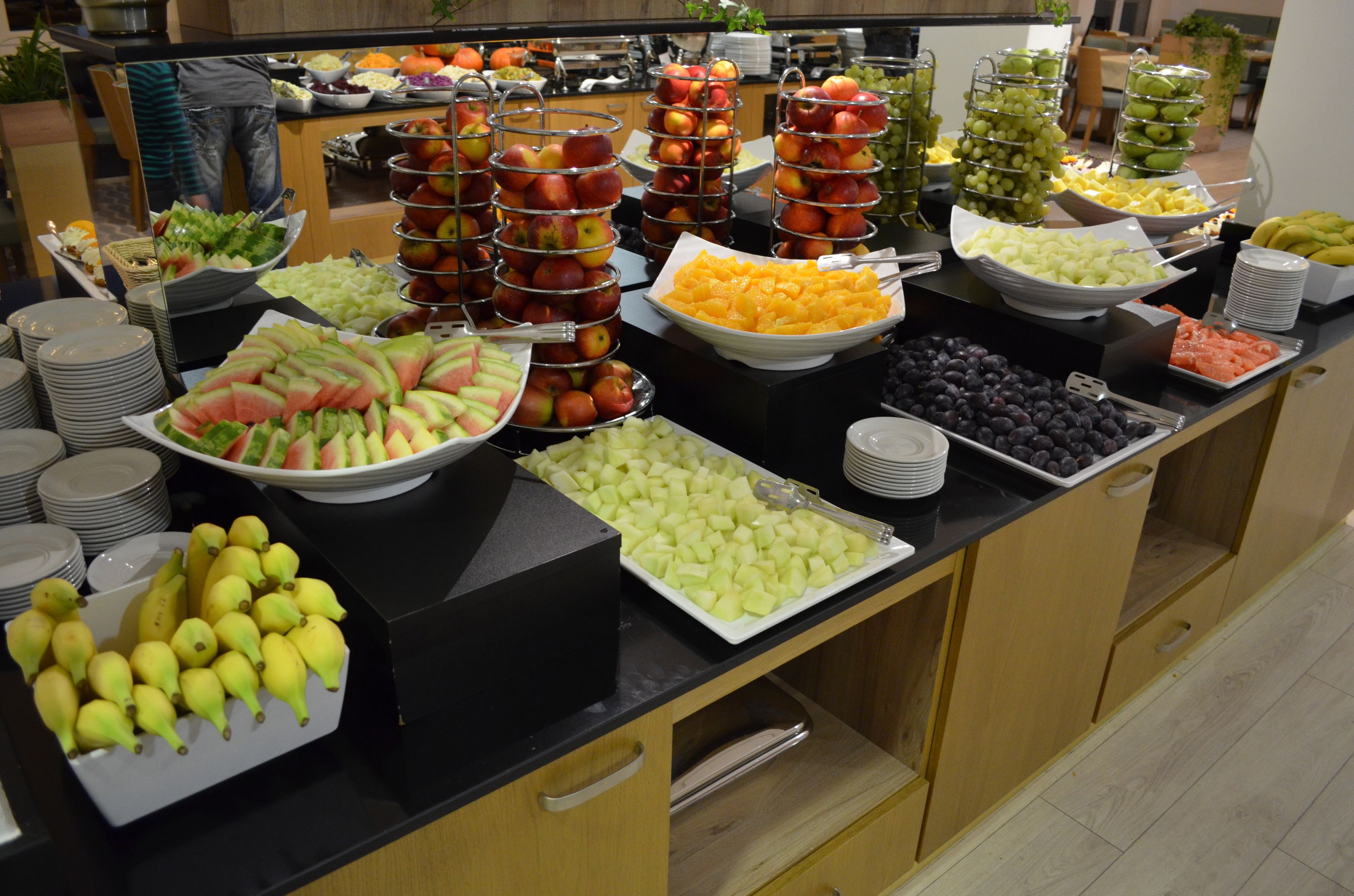 2 restaurants, international cuisine