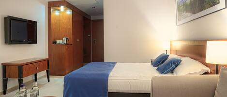 Allergikerbettwaren, Minibar, Zimmersafe, Schreibtisch