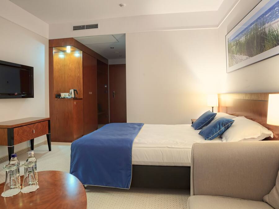 Hypo-allergenic bedding, minibar, in-room safe, desk