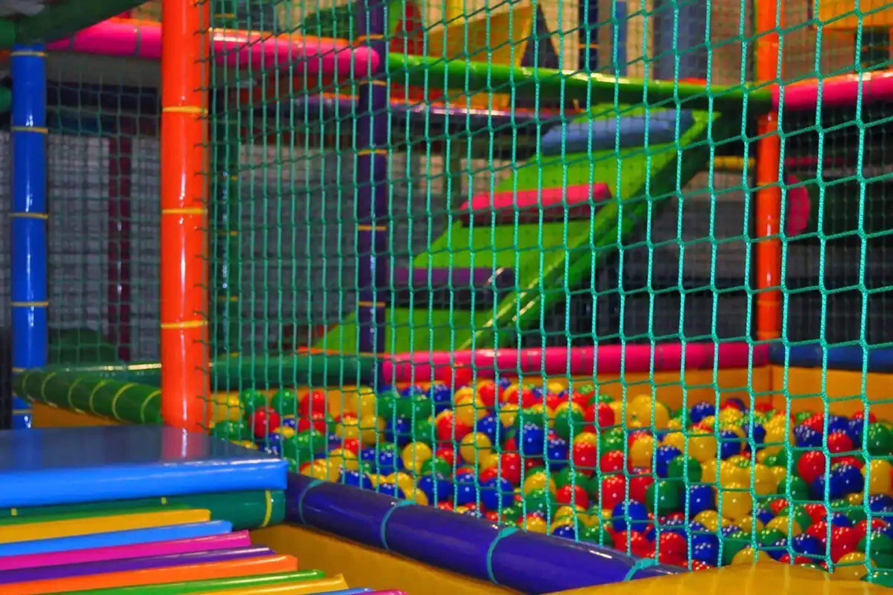 Área de juegos infantiles bajo techo