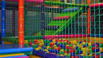 Área de juegos infantiles techada