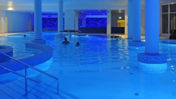 An indoor swimming pool with clear water, multiple lanes, and a central island. - Grand Lubicz - Uzdrowisko Ustka (Ustka)