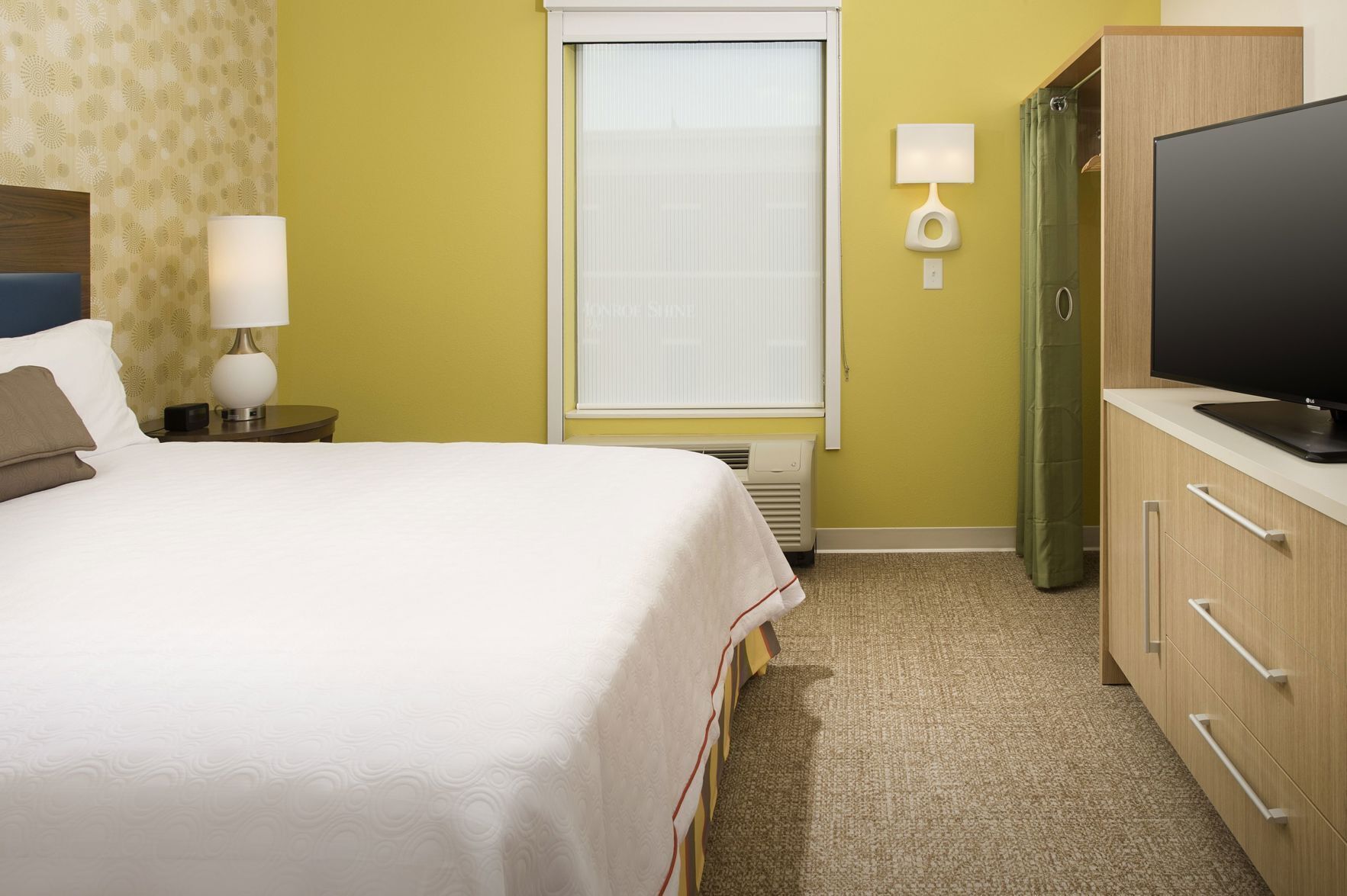 Premium bedding, in-room safe, desk, laptop workspace