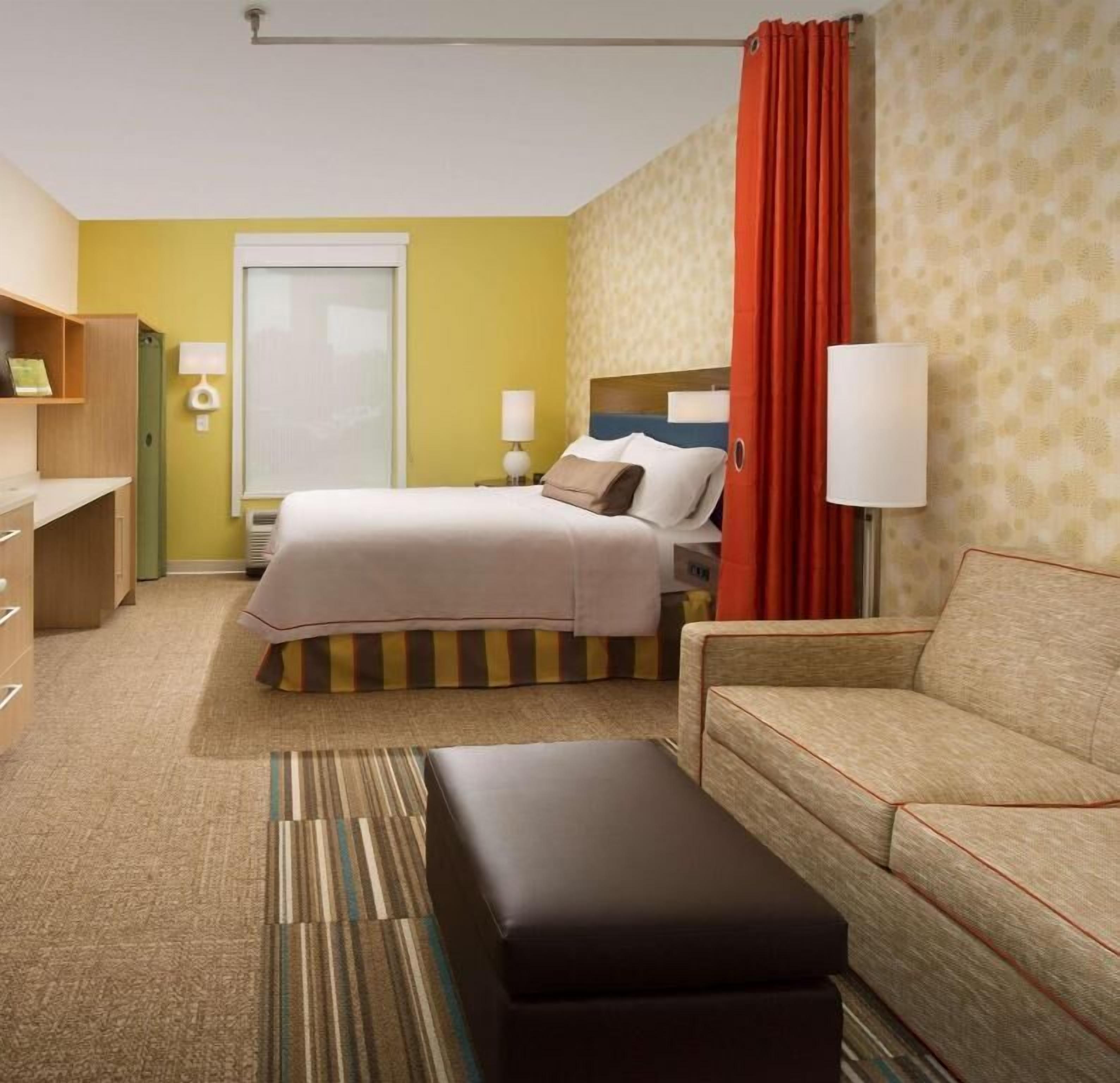 Premium bedding, in-room safe, desk, laptop workspace