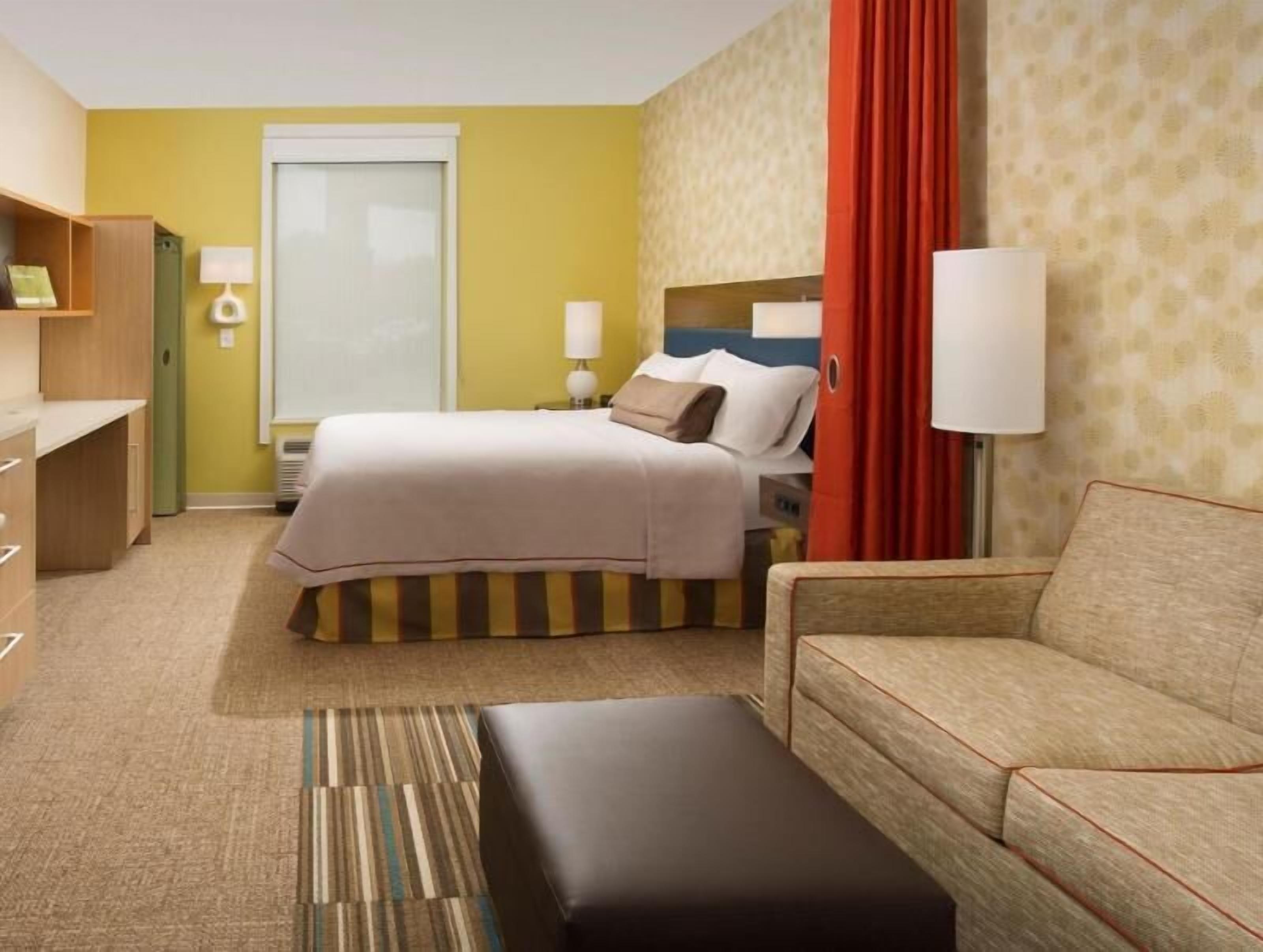 Premium bedding, in-room safe, desk, laptop workspace