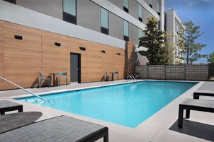 季节性开放的室外游泳池