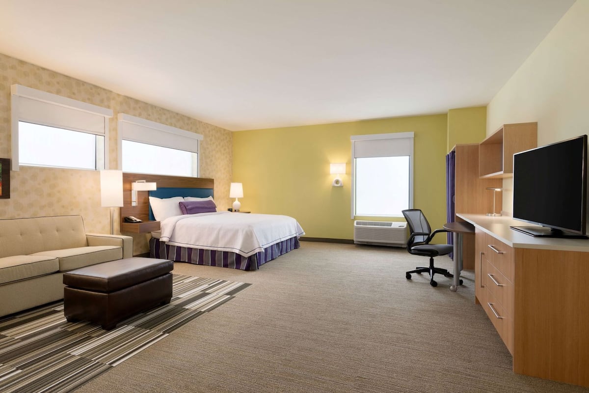 Premium bedding, in-room safe, desk, laptop workspace