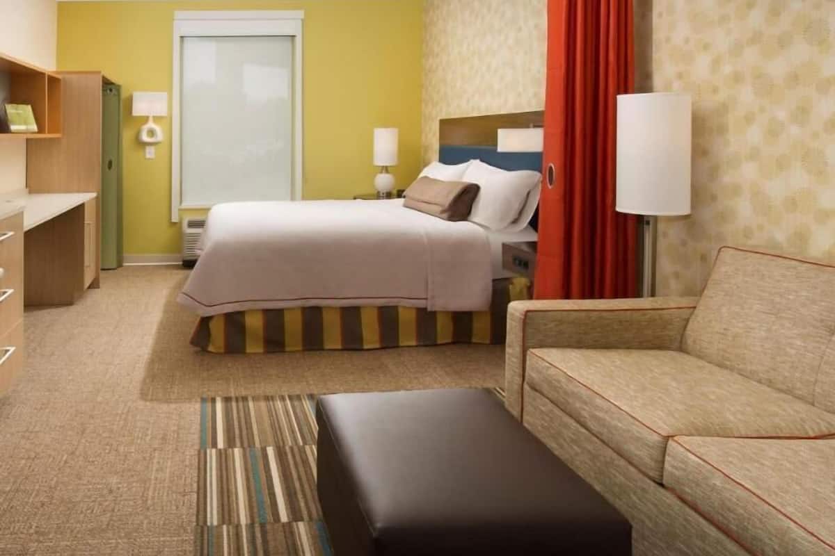 Premium bedding, in-room safe, desk, laptop workspace