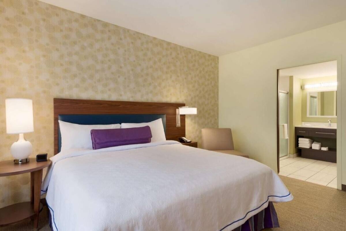 Premium bedding, in-room safe, desk, laptop workspace