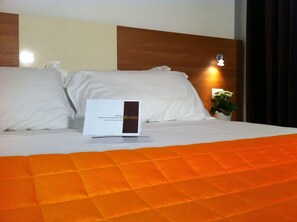 Hochwertige Bettwaren, Betten mit Memory-Foam-Matratzen, Zimmersafe