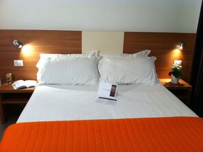 高級寢具、記憶棉床墊、房內夾萬、書桌