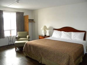 Escritorio, cortinas blackout y tabla de planchar con plancha