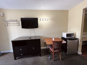 Standard Room, 2 Double Beds | Living area