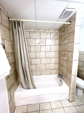 Family Room, Multiple Beds | Bathroom - Fairway Inn by the Falls (Niagara Falls)
