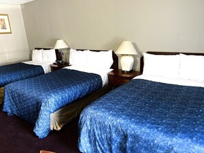 Quarto família, várias camas | Escrivaninha, cortinas blackout, ferros/tábuas de passar roupa