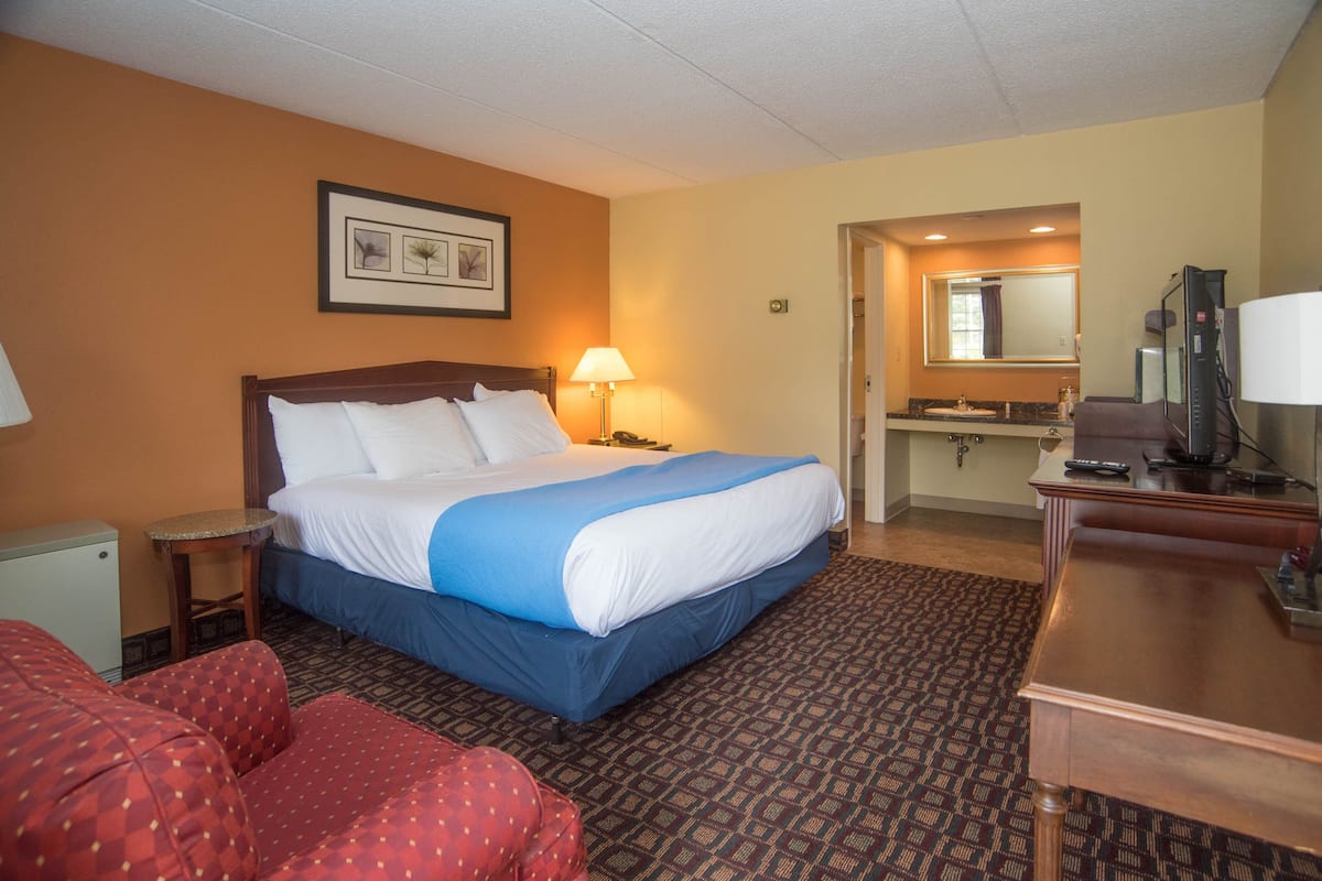 Signature Room, 1 King Bed, Non Smoking | Desk, laptop workspace, soundproofing, iron/ironing board