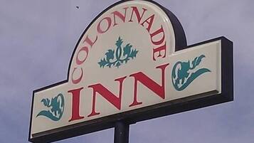 Segnale per Colonnade Inn, con parte superiore circolare e parte inferiore rettangolare.
