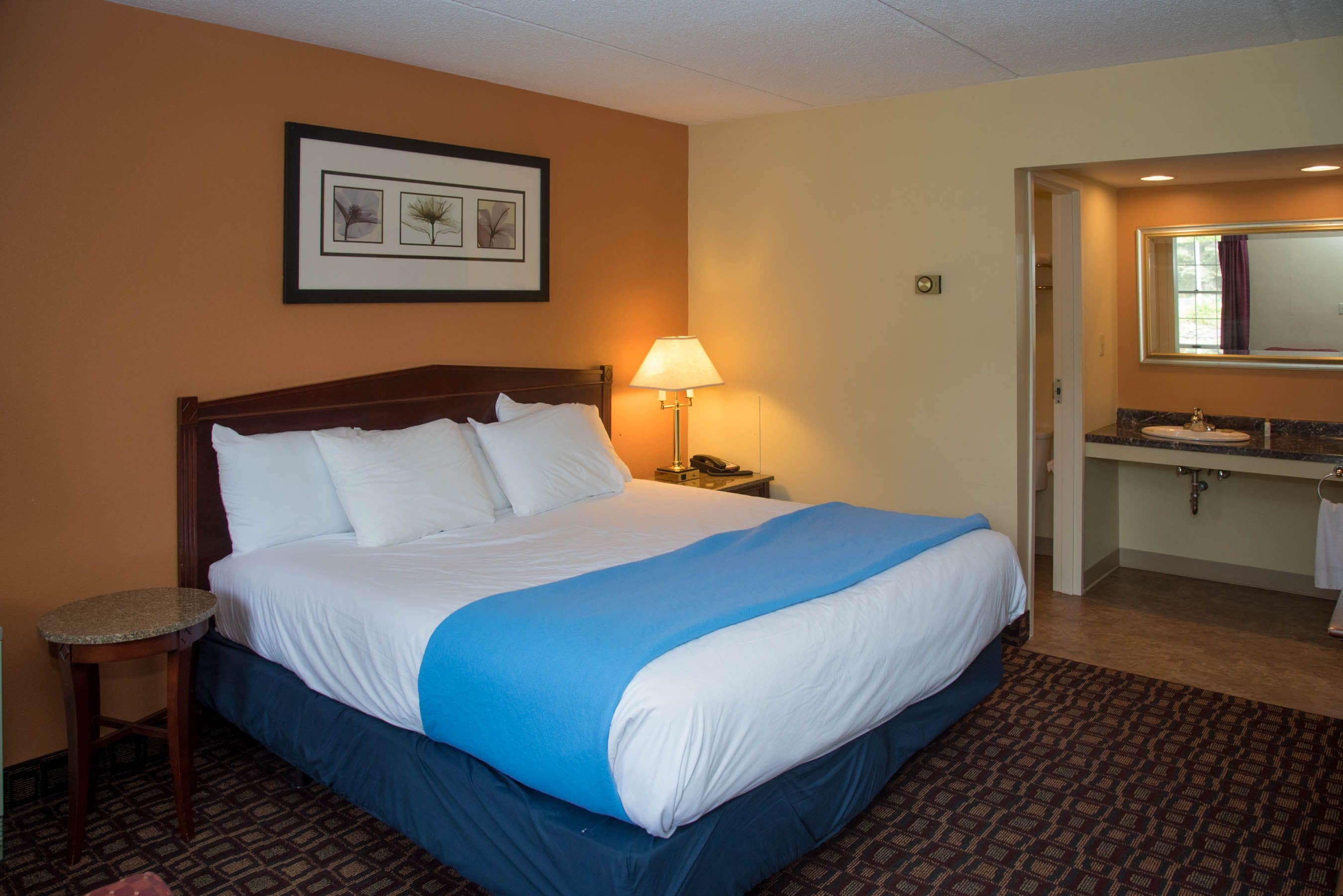 Signature Room, 1 King Bed, Non Smoking | Desk, laptop workspace, soundproofing, iron/ironing board
