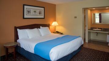 Signature Room, 1 King Bed, Non Smoking | Desk, laptop workspace, soundproofing, iron/ironing board