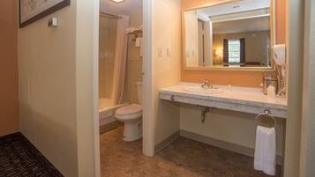 Een bad/douchecombinatie, gratis toiletartikelen, een haardroger