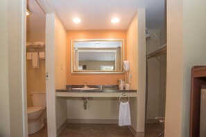 Combined shower/tub, free toiletries, hair dryer, towels - Colonnade Inn (Lyndonville)
