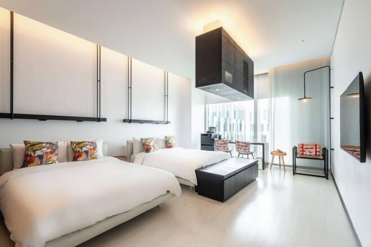 1 bedroom, in-room safe, blackout curtains, soundproofing