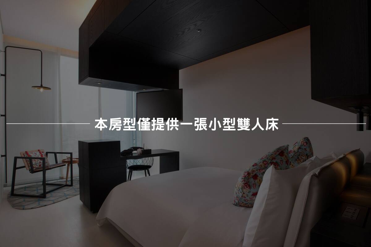 Ein modernes Schlafzimmer mit Bett, Schreibtisch und Stuhl.