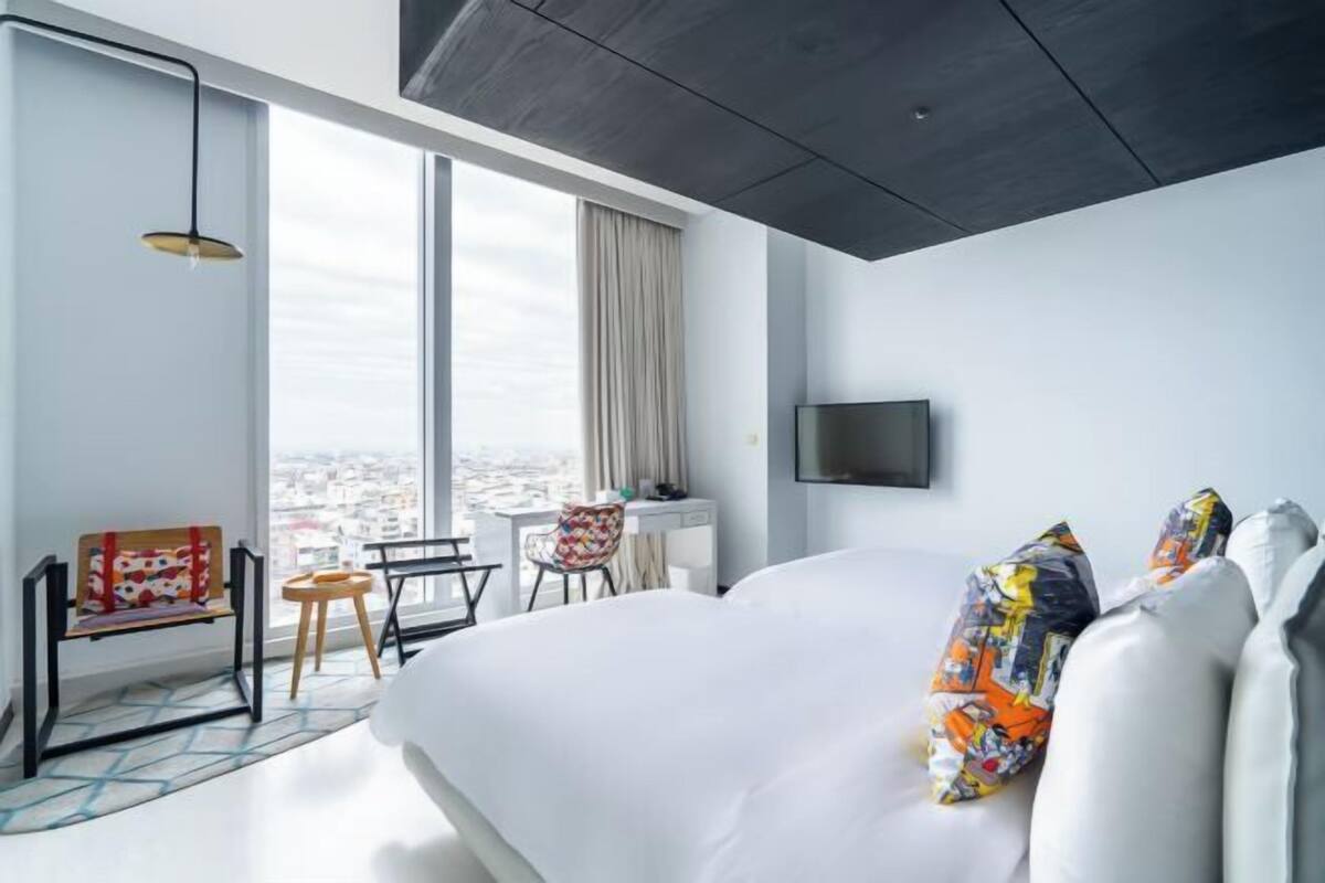 1 bedroom, in-room safe, blackout curtains, soundproofing