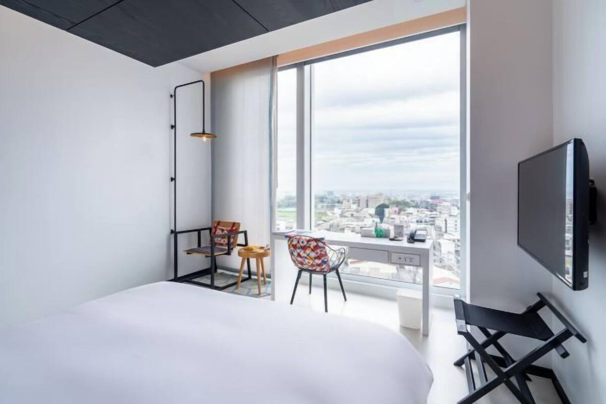 1 bedroom, in-room safe, blackout curtains, soundproofing