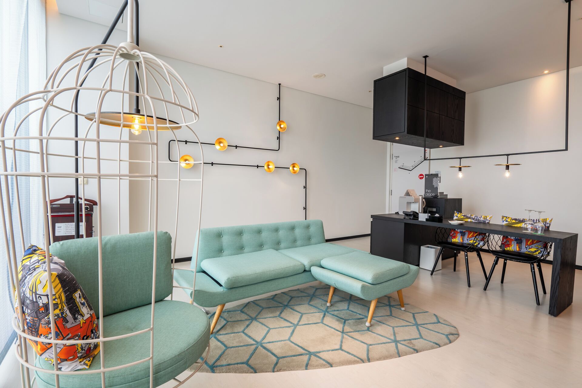 スーペリア スタジオスイート | リビングルーム | 42 インチのLED テレビ (ケーブル放送視聴可)、テレビ