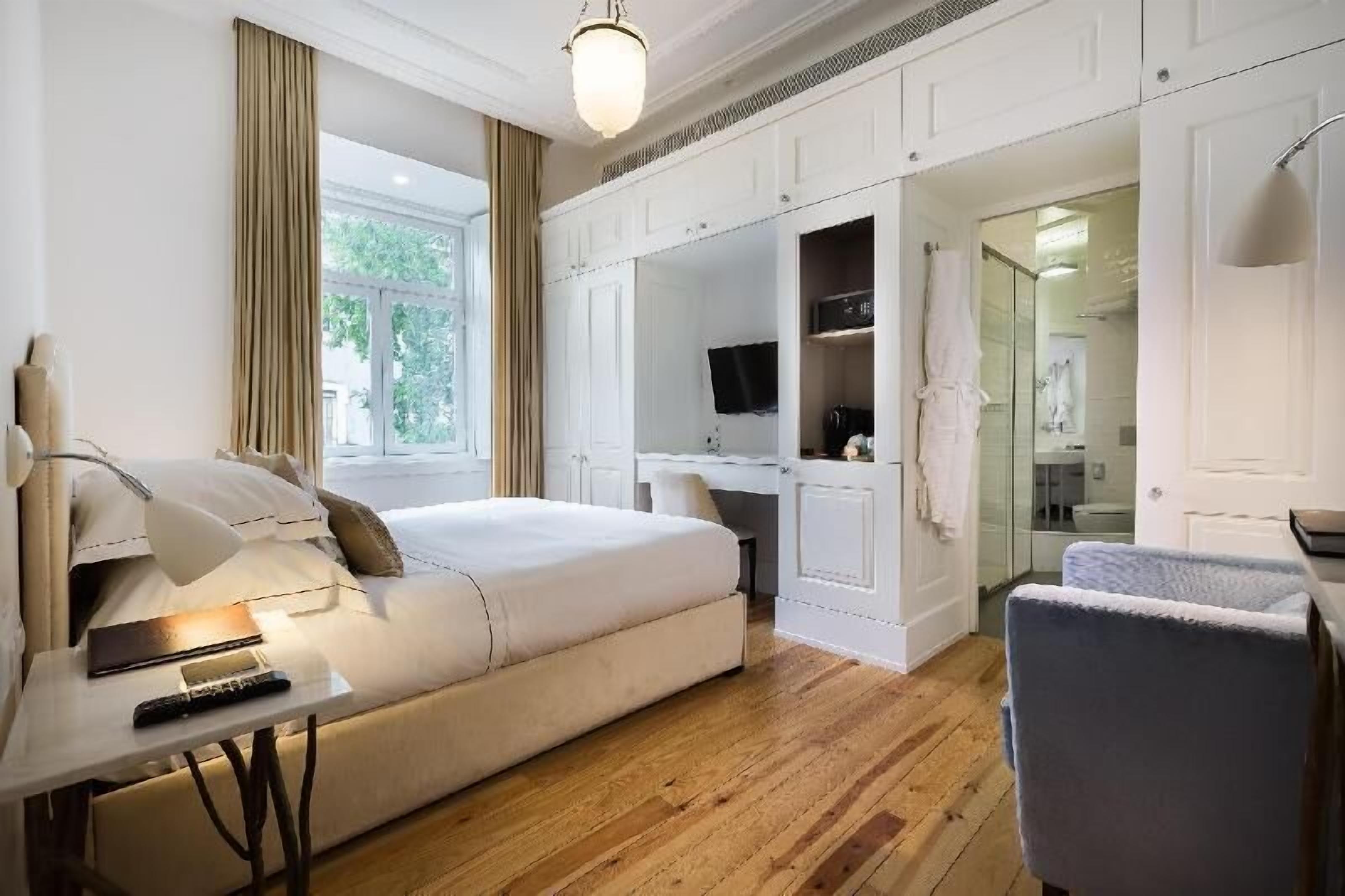 Premium bedding, down duvets, pillow-top beds, free minibar items