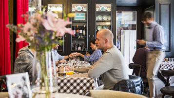 Desayuno (EUR 20 por persona)