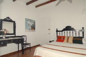 Habitación doble | Caja de seguridad en la habitación y decoración personalizada