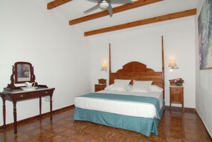 Quarto casal conforto | Cofres nos quartos, individualmente decorados