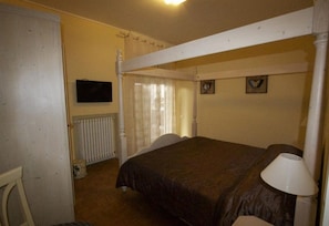 Double or Twin Room, Shared Bathroom | Cots/infant beds, rollaway beds, free WiFi