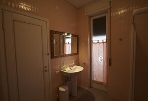 Shower, free toiletries, hair dryer