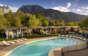 Seasonal outdoor pool, pool umbrellas, sun loungers - Glamping Il Borgo delle Arti (Verbania)