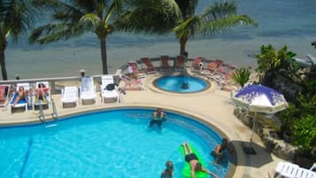 Piscine extérieure, chaises longues