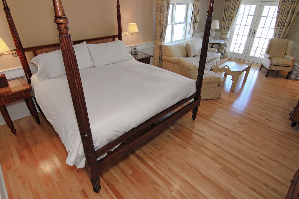 Waterfront King Suite | เครื่องนอนระดับพรีเมียม, มินิบาร์, ผ้าม่านกันแสง, เตารีด/โต๊ะรีดผ้า