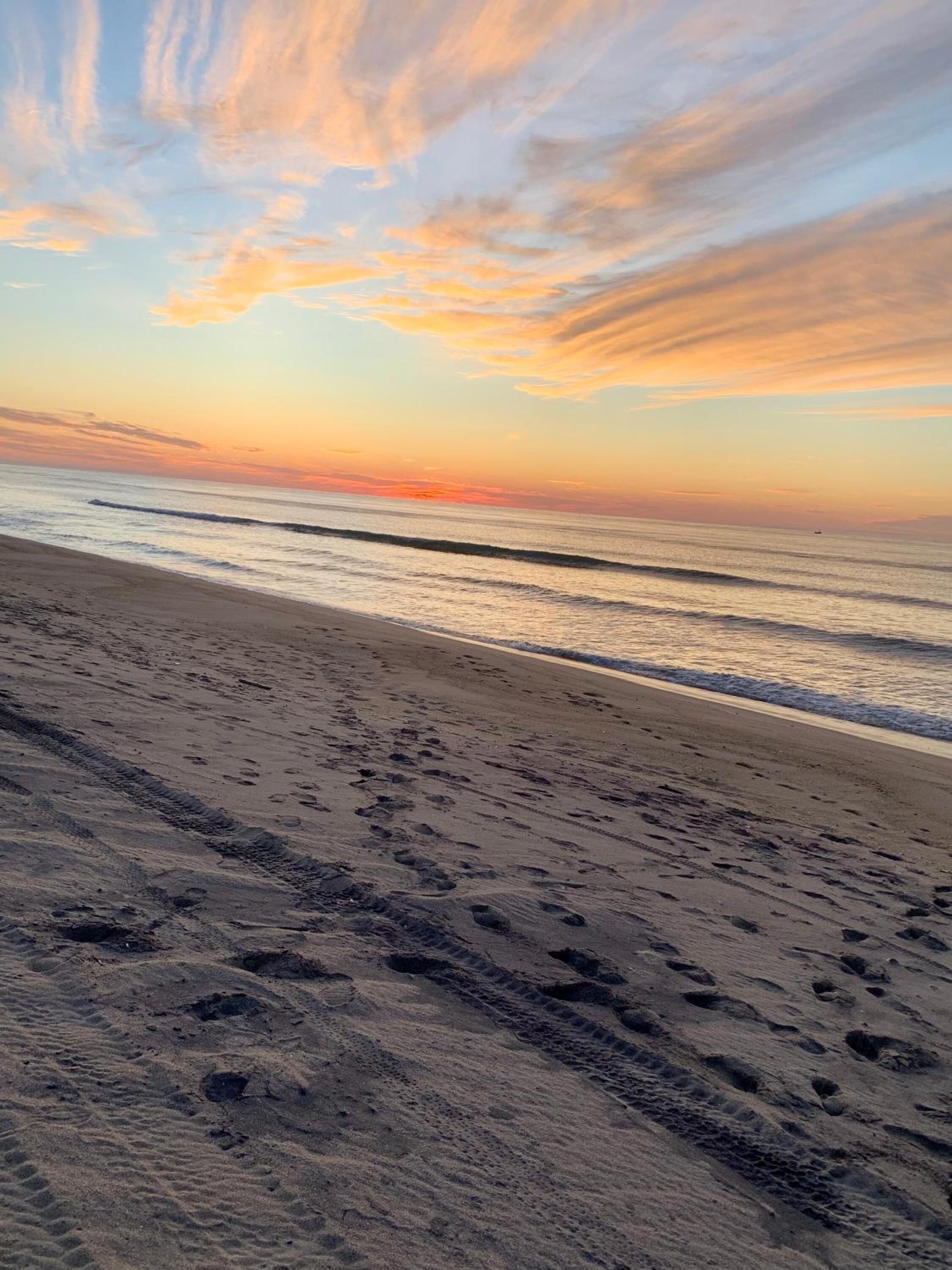 private beach, white sand, sun-loungers, beach umbrellas