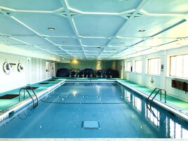 Una piscina techada, una piscina con cascada