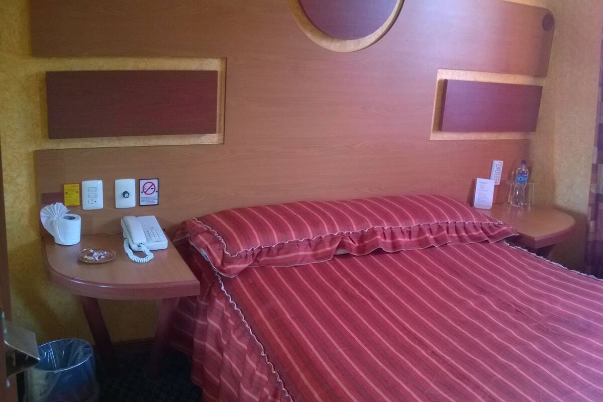 スタンダード ルーム ダブルベッド 1 台 | WiFi (無料)