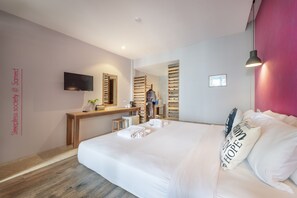 Sea Side Room | Minibar (inkludert), safe på rommet, skrivebord og blendingsgardiner