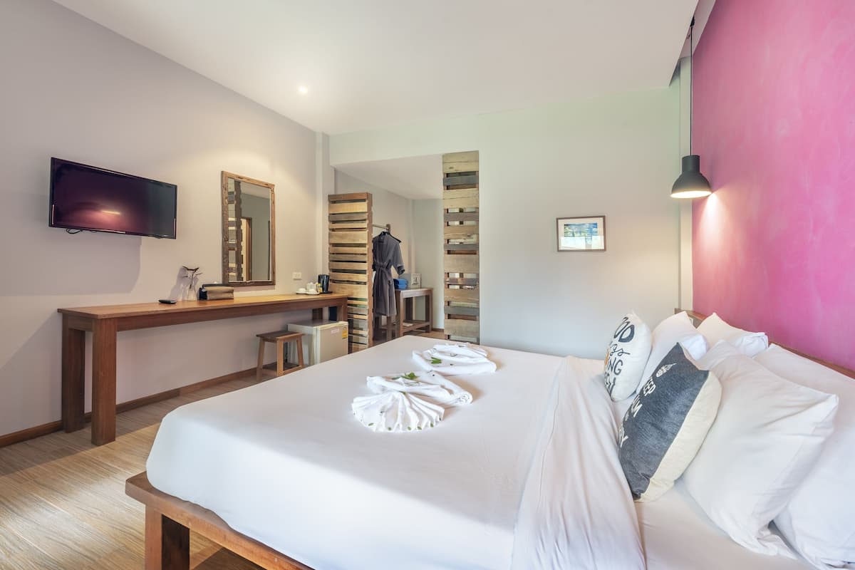 Deluxe-huone, 1 parisänky | Ilmaiset minibaarituotteet, tallelokero huoneessa, työpöytä
