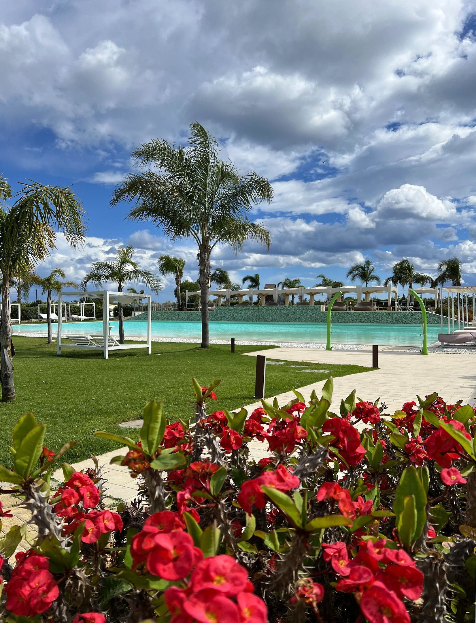 Piscina interna, 2 piscinas externas, guarda-sóis, espreguiçadeiras